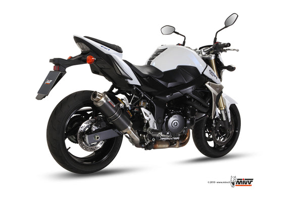 MIVV GP Carbon Slip-On Suzuki GSR750 00.73.S.037.L2S monterad på vit motorcykel, visad bakifrån i produktkategori reservdelar.