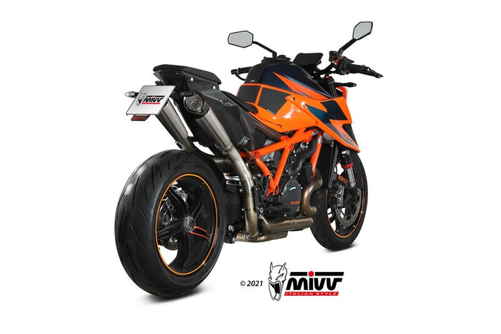 Bakre vy av KTM 1290 Super Duke med MIVV MX-5 Dual Silencer installerad, optimerad för stil och effekt inom motorcykeltillbehör.