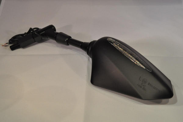 Acesse o espelho de vista traseira com pisca -pisca para a regra deixada.