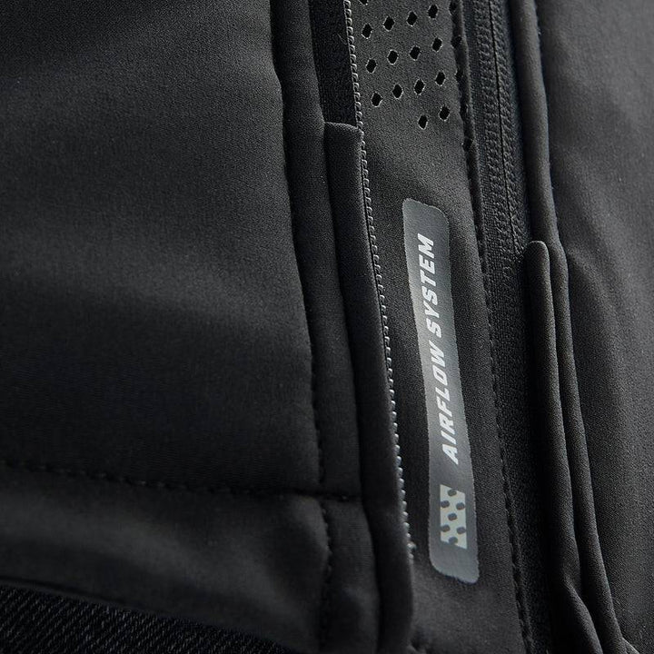 Närbild på Airflow System-detalj på Rebelhorn Softshell Mc-Jacka Slash Svart, som förbättrar ventilation och komfort.