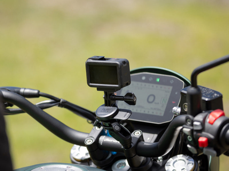 Quadlock Actionkamera Adapter monterad på motorcykelstyre med GoPro-kamera. Stabil och säker monteringslösning.