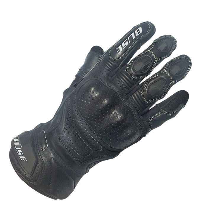 BÜSE Mc-Handskar Miles Svart i svart läder med perforerade detaljer för ventilation. Skyddande förstärkningar på knogar och handflata.