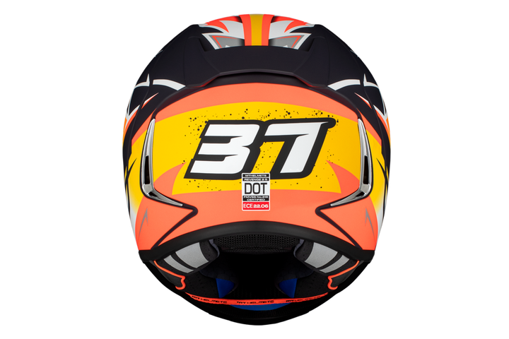 MT Helmets Integral Mc-Hjälm Revenge 2 Acosta A37 sedd bakifrån, med nummer 37 och grafiska detaljer i orange, gult och svart. Säker och stilren hjälm.
