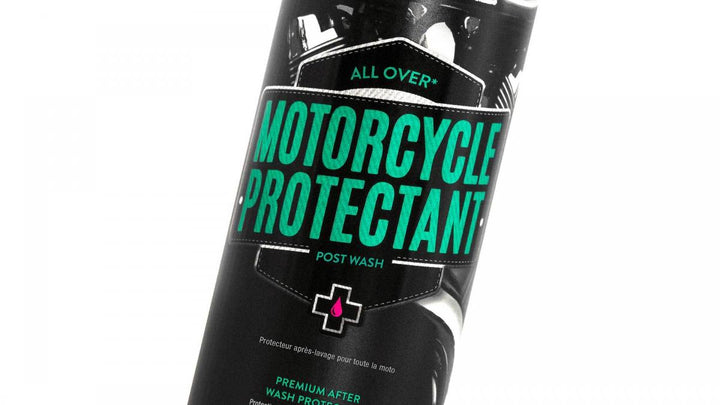 Närbild av Muc-Off Motorcycle Protectant 500ml med tydlig etikett som visar produktens funktion för motorcykelunderhåll.